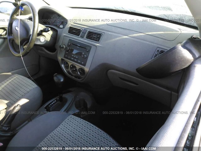 1FAFP36N85W174306 - 2005 FORD FOCUS ZXW GRAY photo 5