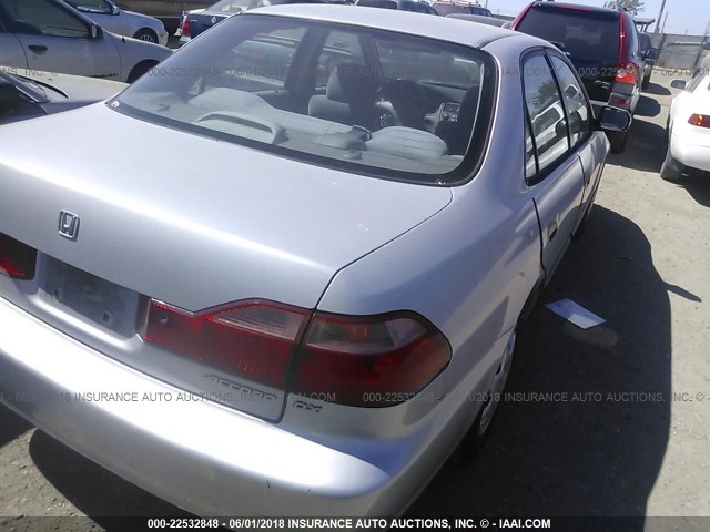 1HGCF8649YA127051 - 2000 HONDA ACCORD DX SILVER photo 4