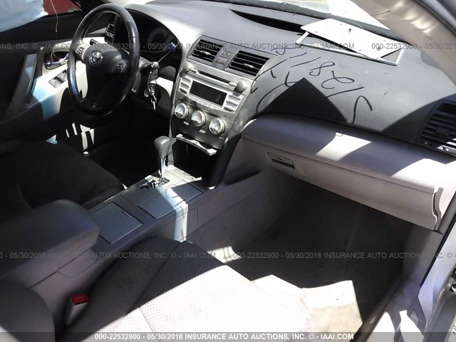 4T1BK3EK5BU616668 - 2011 TOYOTA CAMRY SE/LE/XLE SILVER photo 5