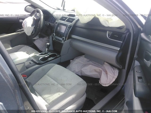 4T4BF1FK5ER402488 - 2014 TOYOTA CAMRY L/SE/LE/XLE 灰色 照片 5