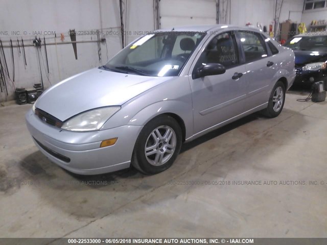 1FAFP34P4YW209111 - 2000 FORD FOCUS SE/SE COMFORT SILVER photo 2