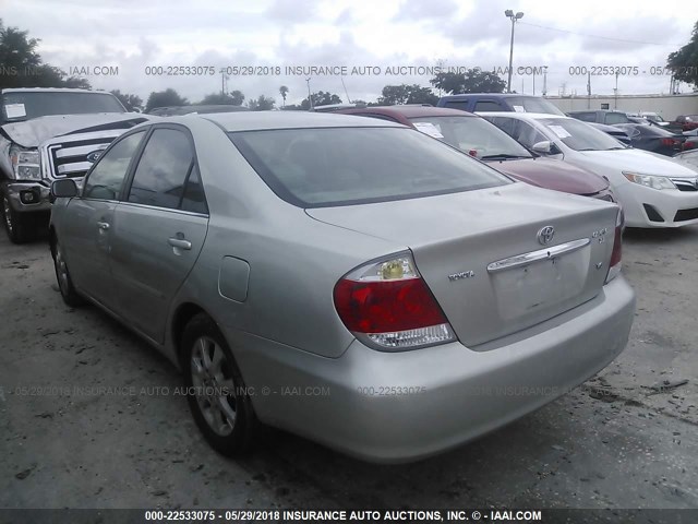 4T1BF30K16U111910 - 2006 TOYOTA CAMRY LE/XLE/SE ვერცხლისფერი ფოტო 3