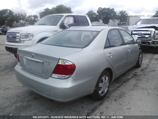 4T1BF30K16U111910 - 2006 TOYOTA CAMRY LE/XLE/SE ვერცხლისფერი ფოტო 4