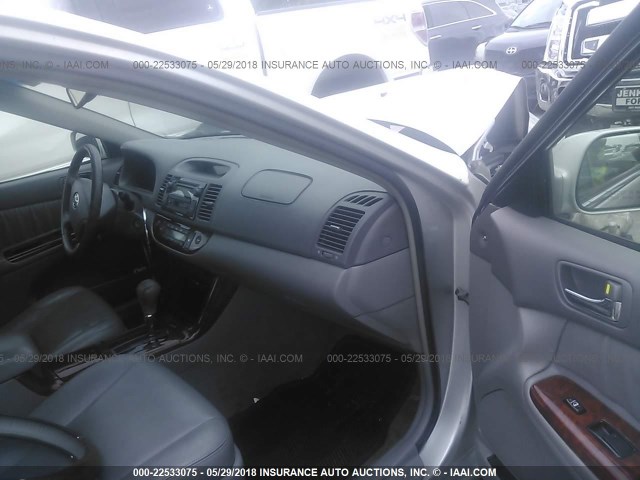 4T1BF30K16U111910 - 2006 TOYOTA CAMRY LE/XLE/SE ვერცხლისფერი ფოტო 5