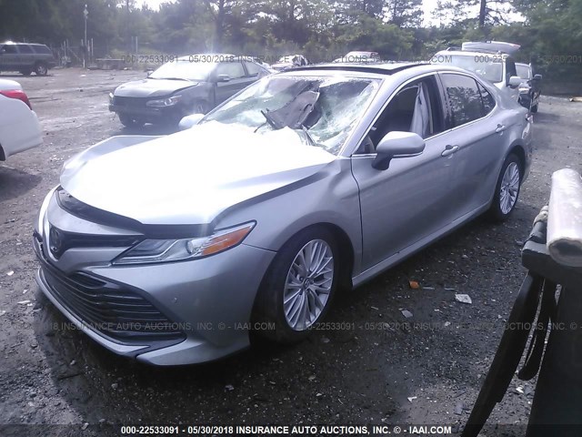 4T1B11HK2JU515556 - 2018 TOYOTA CAMRY L/LE/XLE/SE/XSE SILVER photo 2