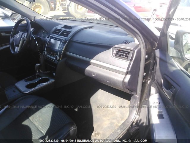 4T1BF1FK1CU174870 - 2012 TOYOTA CAMRY SE/LE/XLE BLACK photo 5