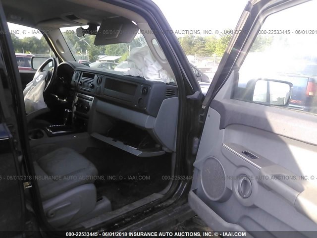 1J8HG48K77C647539 - 2007 JEEP COMMANDER BLACK photo 5