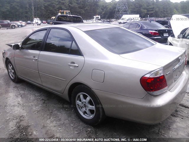 4T1BE32K85U034564 - 2005 TOYOTA CAMRY LE/XLE/SE ოქროსფერი ფოტო 3