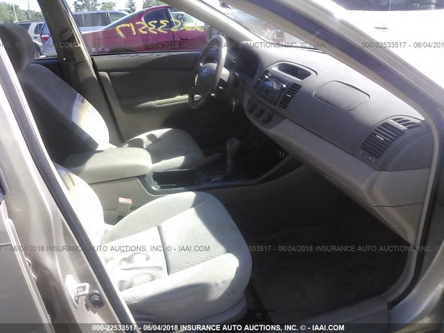 4T1BE32K23U218055 - 2003 TOYOTA CAMRY LE/XLE/SE ოქროსფერი ფოტო 5