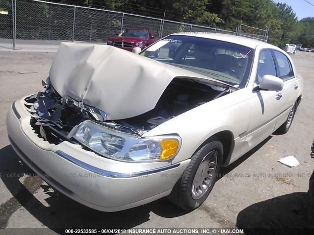 1LNHM83W61Y723081 - 2001 LINCOLN TOWN CAR CARTIER GOLD photo 2