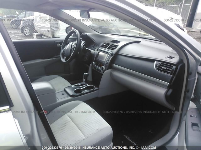 4T1BF1FK1EU449706 - 2014 TOYOTA CAMRY L/SE/LE/XLE 银色 照片 5