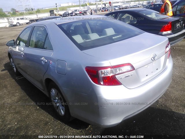 4T4BF1FKXDR296943 - 2013 TOYOTA CAMRY L/SE/LE/XLE 银色 照片 3