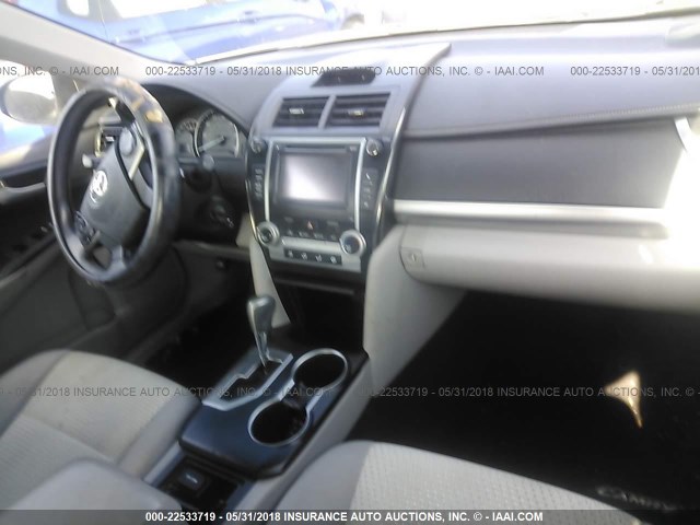 4T4BF1FKXDR296943 - 2013 TOYOTA CAMRY L/SE/LE/XLE 银色 照片 5