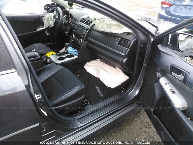 4T1BF1FK8EU808937 - 2014 TOYOTA CAMRY L/SE/LE/XLE 灰色 照片 5
