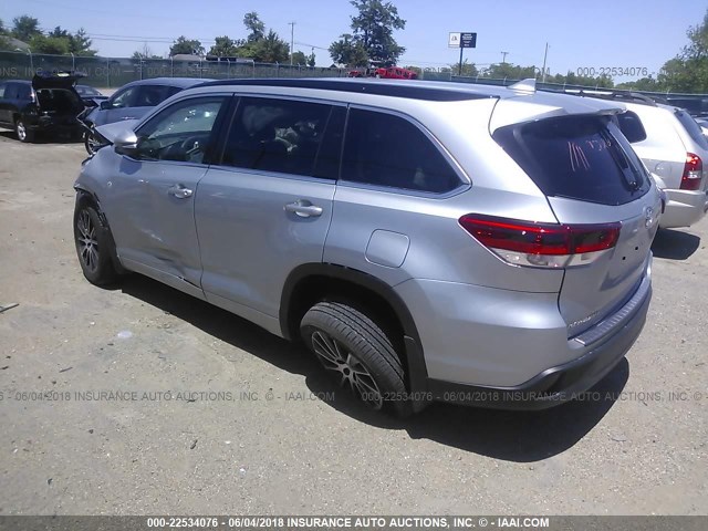 5TDJZRFH2JS539522 - 2018 TOYOTA HIGHLANDER SE/XLE SILVER photo 3