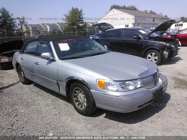 1LNFM82W8WY684607 - 1998 LINCOLN TOWN CAR SIGNATURE GRAY photo 1