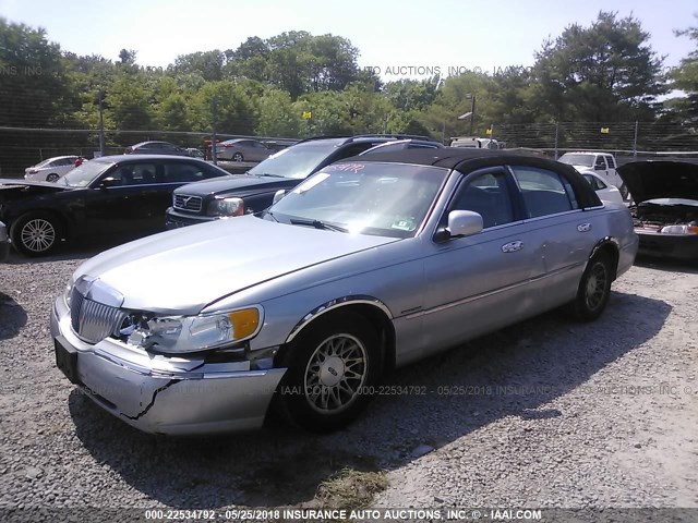 1LNFM82W8WY684607 - 1998 LINCOLN TOWN CAR SIGNATURE GRAY photo 2