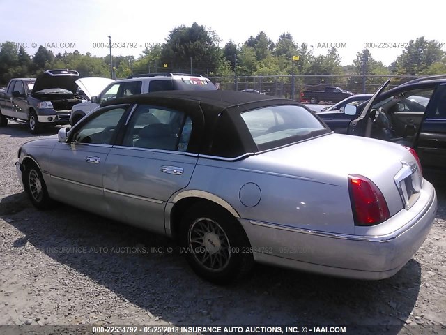 1LNFM82W8WY684607 - 1998 LINCOLN TOWN CAR SIGNATURE GRAY photo 3