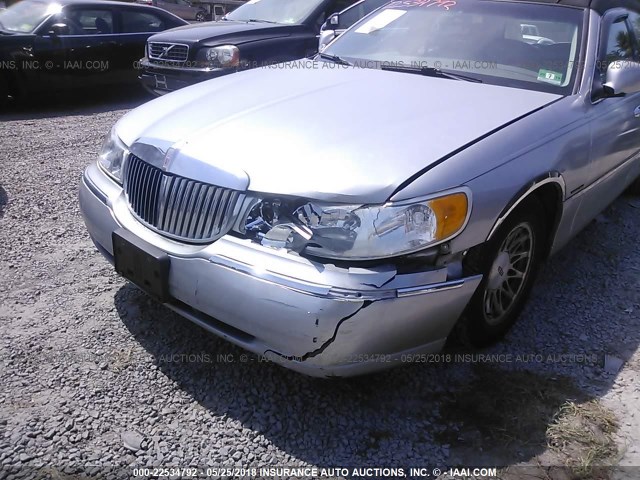 1LNFM82W8WY684607 - 1998 LINCOLN TOWN CAR SIGNATURE GRAY photo 6