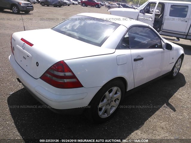 WDBKK47F1XF111697 - 1999 MERCEDES-BENZ SLK 230 KOMPRESSOR WHITE photo 4