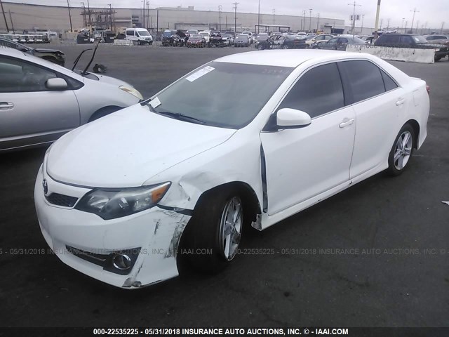4T1BF1FK1EU773285 - 2014 TOYOTA CAMRY L/SE/LE/XLE 白色 照片 2