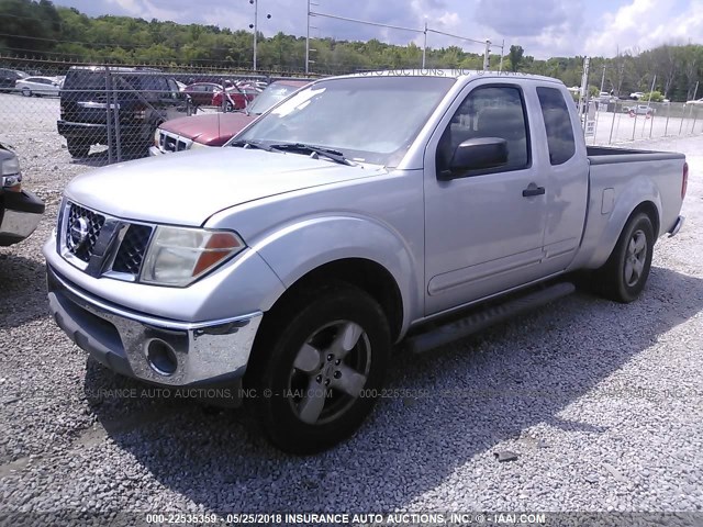 1N6AD06U65C422277 - 2005 NISSAN FRONTIER KING CAB LE/SE/OFF ROAD SILVER photo 2