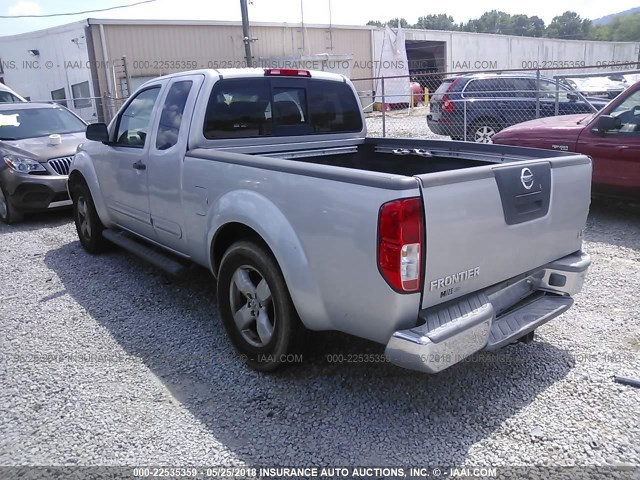 1N6AD06U65C422277 - 2005 NISSAN FRONTIER KING CAB LE/SE/OFF ROAD SILVER photo 3
