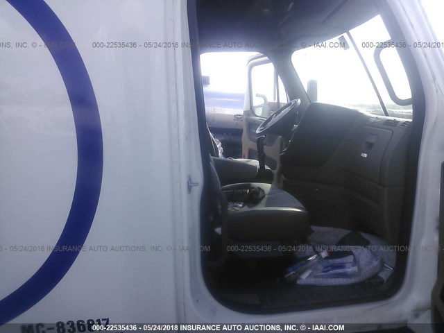 3AKJGLDR2DSFH8515 - 2013 FREIGHTLINER CASCADIA 125  WHITE photo 5