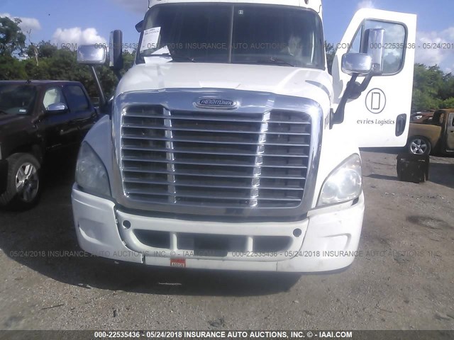 3AKJGLDR2DSFH8515 - 2013 FREIGHTLINER CASCADIA 125  WHITE photo 8