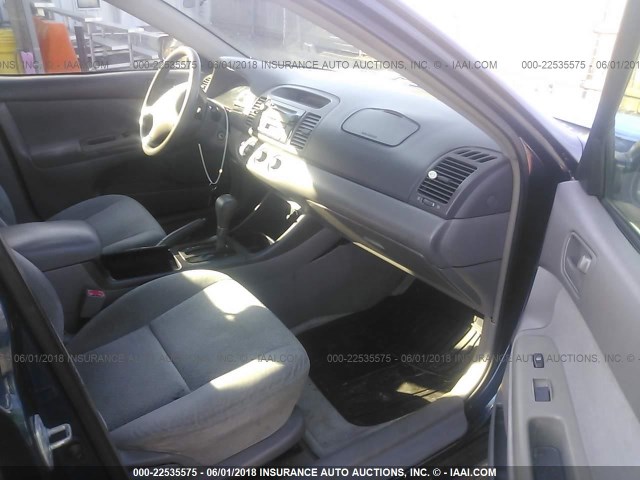 4T1BE32K42U550044 - 2002 TOYOTA CAMRY LE/XLE/SE ლურჯი ფოტო 5