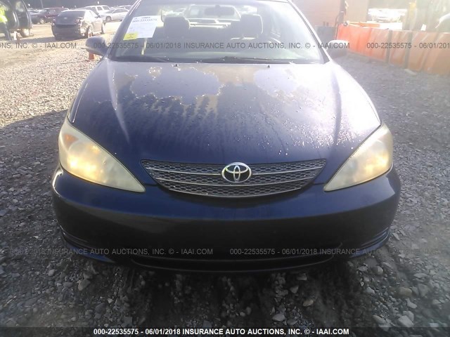 4T1BE32K42U550044 - 2002 TOYOTA CAMRY LE/XLE/SE ლურჯი ფოტო 6