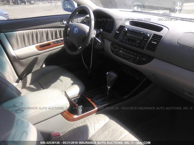 4T1BF30K22U027816 - 2002 TOYOTA CAMRY LE/XLE/SE თეთრი ფოტო 5