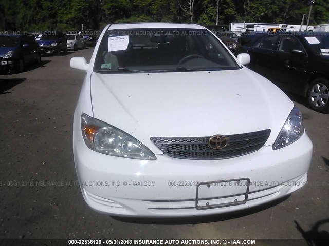 4T1BF30K22U027816 - 2002 TOYOTA CAMRY LE/XLE/SE თეთრი ფოტო 6