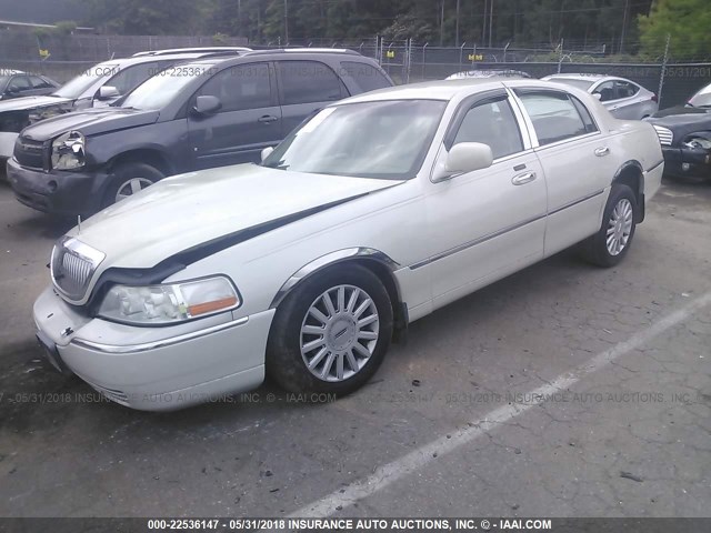 1LNHM81W35Y651121 - 2005 LINCOLN TOWN CAR SIGNATURE WHITE photo 2