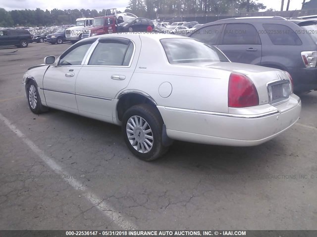 1LNHM81W35Y651121 - 2005 LINCOLN TOWN CAR SIGNATURE WHITE photo 3