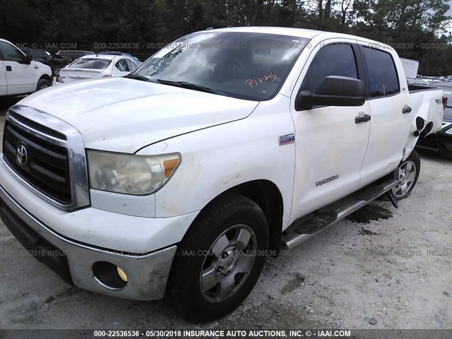 5TFEY5F11BX110593 - 2011 TOYOTA TUNDRA CREWMAX SR5 WHITE photo 2