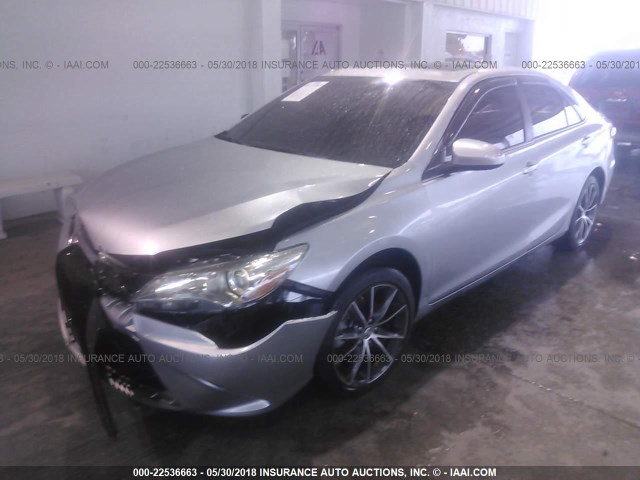 4T1BF1FKXGU235882 - 2016 TOYOTA CAMRY LE/XLE/SE/XSE SILVER photo 2