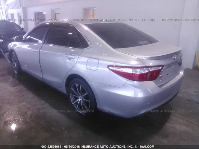 4T1BF1FKXGU235882 - 2016 TOYOTA CAMRY LE/XLE/SE/XSE SILVER photo 3
