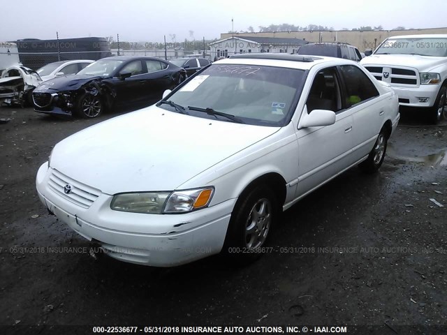 4T1BG22K8WU382287 - 1998 TOYOTA CAMRY CE/LE/XLE WHITE photo 2
