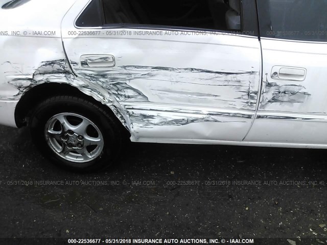 4T1BG22K8WU382287 - 1998 TOYOTA CAMRY CE/LE/XLE WHITE photo 6