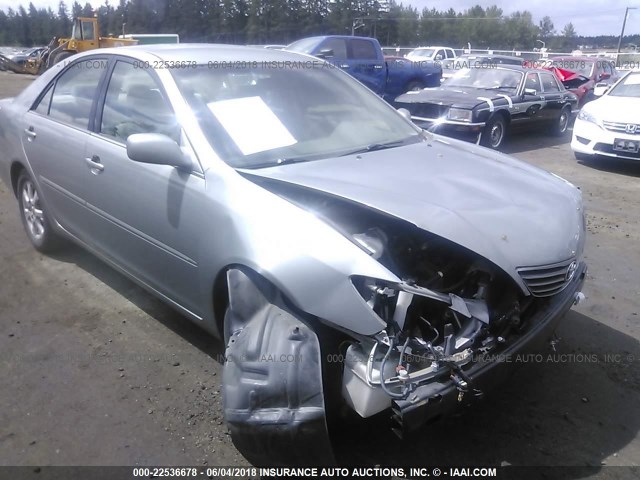 4T1BE30K55U977658 - 2005 TOYOTA CAMRY LE/XLE/SE ნაცრისფერი ფოტო 1