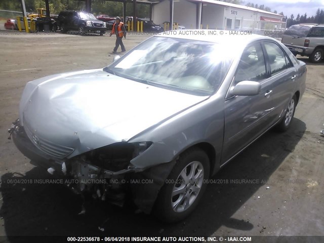 4T1BE30K55U977658 - 2005 TOYOTA CAMRY LE/XLE/SE ნაცრისფერი ფოტო 2