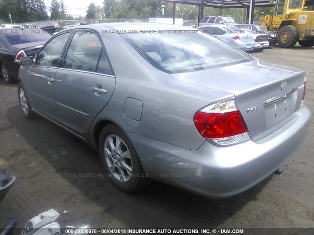 4T1BE30K55U977658 - 2005 TOYOTA CAMRY LE/XLE/SE ნაცრისფერი ფოტო 3