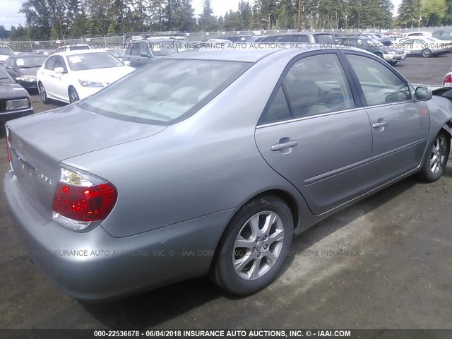 4T1BE30K55U977658 - 2005 TOYOTA CAMRY LE/XLE/SE ნაცრისფერი ფოტო 4