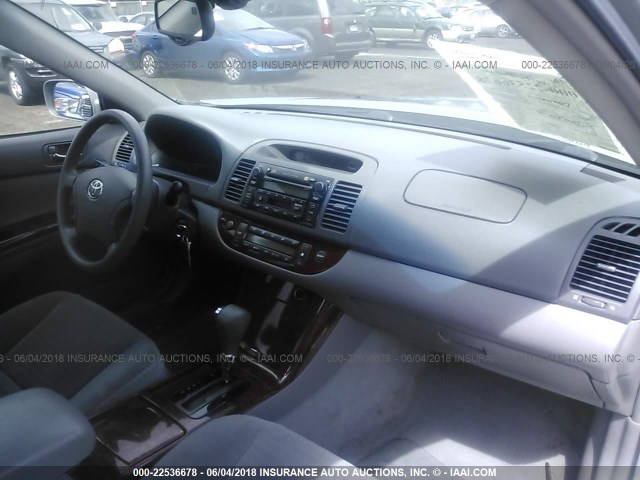 4T1BE30K55U977658 - 2005 TOYOTA CAMRY LE/XLE/SE ნაცრისფერი ფოტო 5