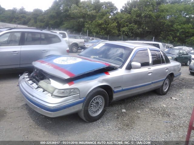 2FALP74W2NX246675 - 1992 FORD CROWN VICTORIA LX SILVER photo 2