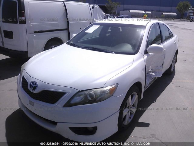 4T1BF3EK4BU723599 - 2011 TOYOTA CAMRY SE/LE/XLE WHITE photo 2
