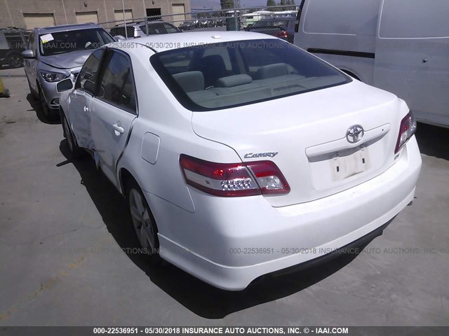 4T1BF3EK4BU723599 - 2011 TOYOTA CAMRY SE/LE/XLE WHITE photo 3