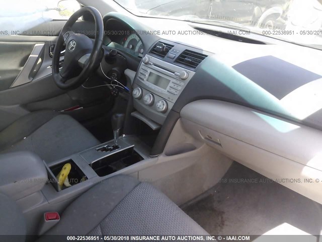 4T1BF3EK4BU723599 - 2011 TOYOTA CAMRY SE/LE/XLE WHITE photo 5