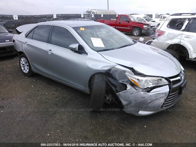 4T1BF1FK5HU653977 - 2017 TOYOTA CAMRY LE/XLE/SE/XSE SILVER photo 1
